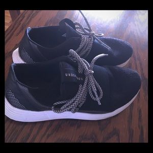 Sz 7.5 Under Armour sneaker EUC